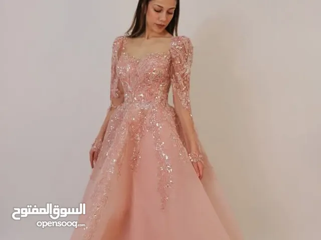 يوجد فستان سهره راقي جدا وبسعر بسيط يلي حابب يتواصل معي على الواتس