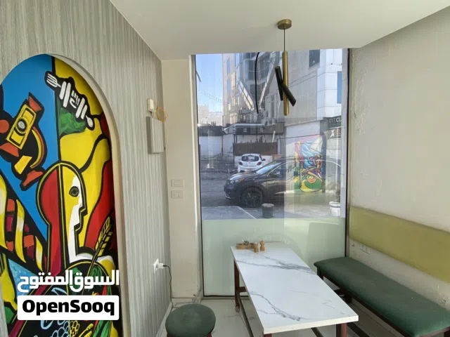 مطعم كامل عبارة عن طابقين بالدوار السابع بجانب مطعم الساخن منطقة حيوية بداعي السفر