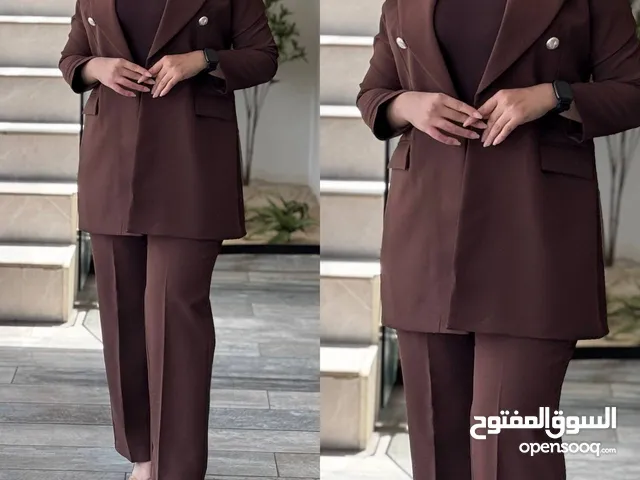 طقم أنيق ومميز مكون من قطعتين: سترة طويلة + بنطلون، صُمم ليناسب ذوقك الراقي ويمنحك إطلالة راقية