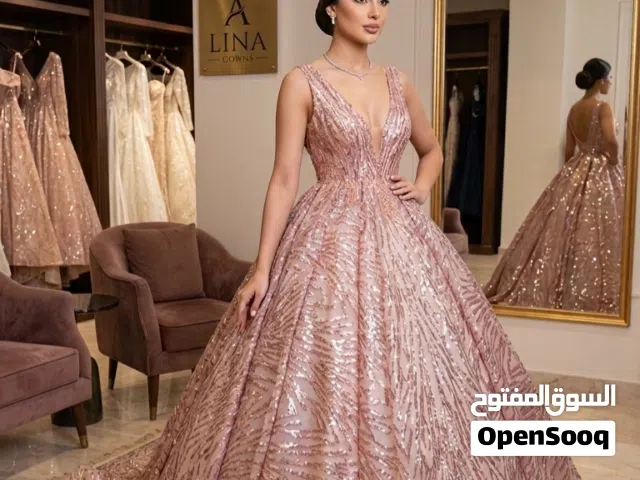 فستان حنه او خطوبه فخم للبيع مشترينه غالي نريده بي مسرح من الخلف وكله مشغول شك يدوي