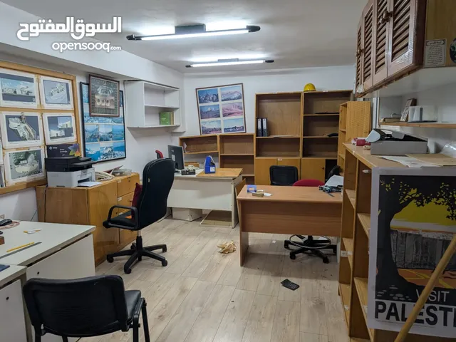 أثاث مكتبي بحالة جيدة في رام الله.. مكاتب وكراسي وطاولات وخزانات وطاولة اجتماعات