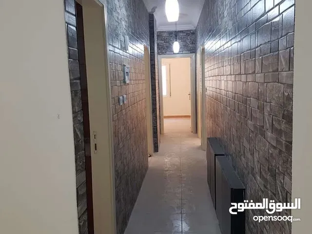 شقه فارغه للايجار شارع الجامعه 140 م الطابق الاول