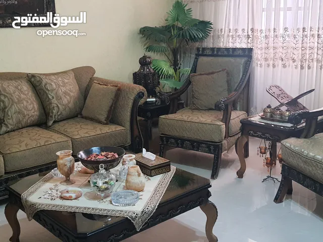 غرفة ضيوف مع طاول وسط للبييييييييع