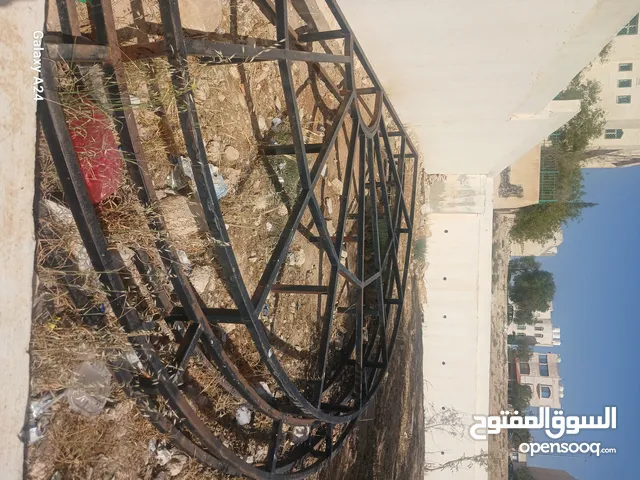 مظله حديد على شكل قوس