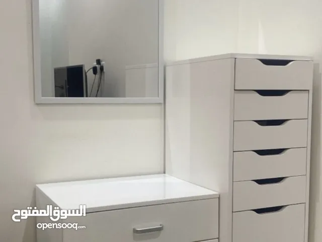 3 قطع من ايكيا استعمال نظيف مساحتهم ممتازه اللون ابيض مكونه منه درج طويل و قصير ومرايه سعرها 40