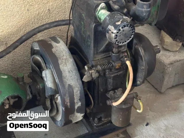 مكينة سقي للبيع 4x4  يظهر في الصورة ماكينة ري زراعية (طلمبة مياه) تعمل بمحرك ديزل، وتُعرف محلياً في