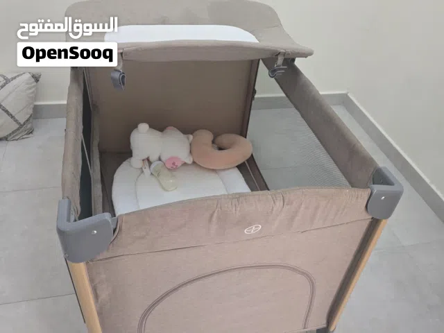 سرير اطفال مع 2 كرسي