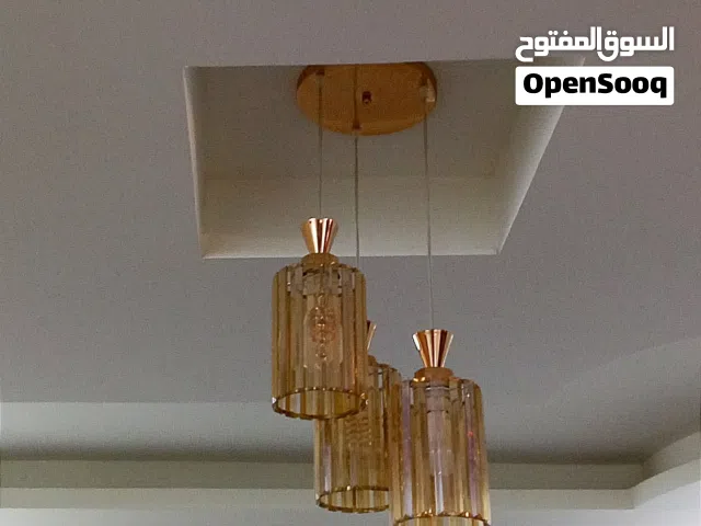 ثريه سقف ثلاث اضوية لون ذهبي بحال الجديد وكالة استخدام أسبوعين سبب البيع تغير من ثريه إلى مروحى سقف