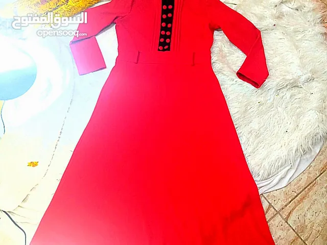 فستان أحمر طويل للبيع بسعر حرق .