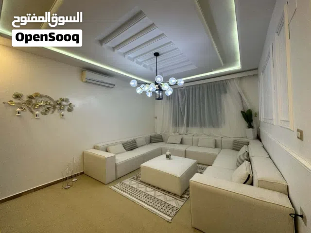 صالون شبه جديد لونه اوف وايت مخدوم المتر على 900 دينار اقرو الوصف