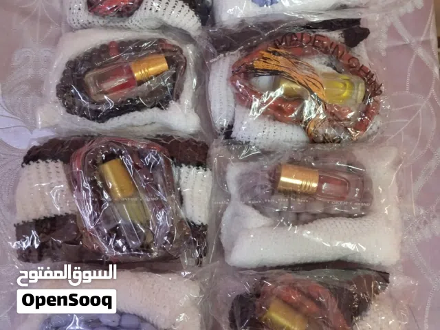 باقة أنيقة تحتوي على طاقية الصلاة ومسباح وعطر صغير