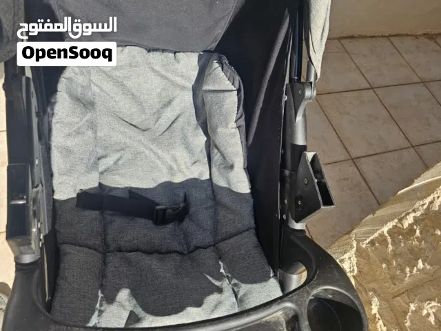 عربة أطفال من نوع (Travel System) باللون الرمادي،