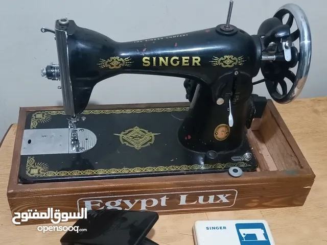 ماكينة خياطة منزلية سينجر بحالة ممتازة مزودة بموتور 220 فولت يعمل بكفاءة