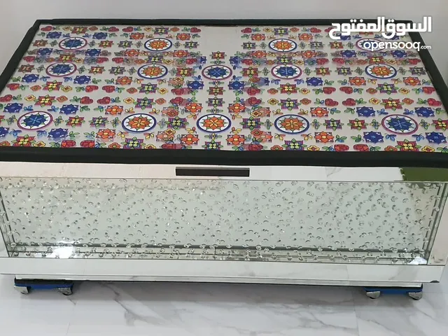 طاولة قهوة من الزجاج والمرايا