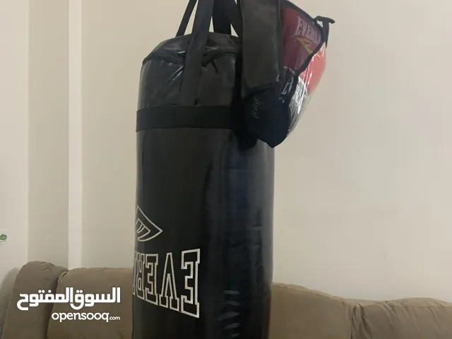 كيس ملاكمه بحالة الوكاله مع قفازات وعدة تركيب وباندج طول مترين اسود