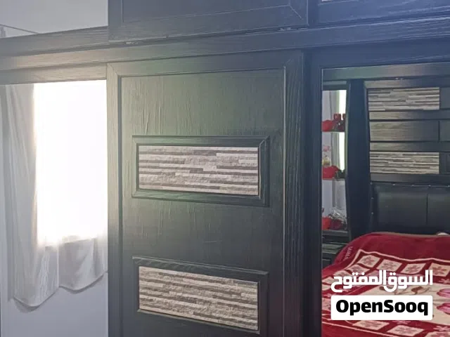غرفة نوم  خشب تقيل وضعها ممتازه جدا معاها بردايه نوع الخشب لاتيه 18