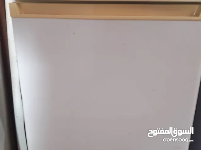 ثلاجه فريزر 5قدم fustحالها جيد