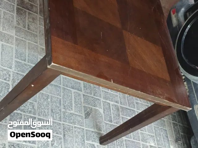 طاوله  بحاله جيده 5دينار
