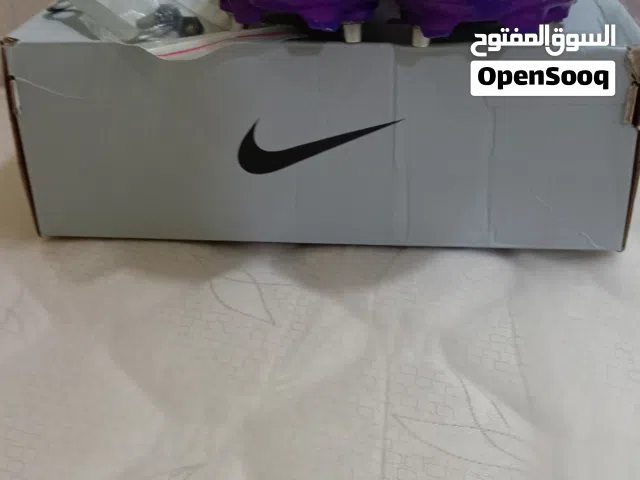 حذاء رياضي مال كرة القدم