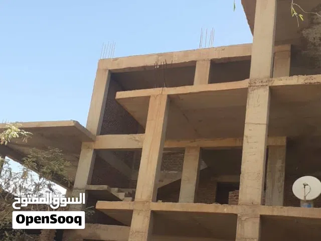 فيلا طابقين وملحق وسطَح على التشطيب. بالنعمورة م 84