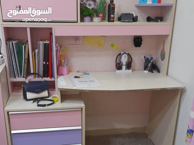 مكتب للدراسه بحالة ممتازة استعمال خفييف
