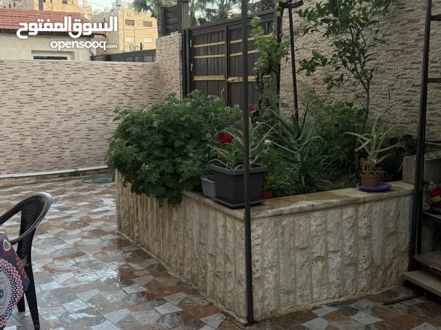 شقة مفروشة مساحتها 85 متر للبيع مع ساحة خارجية كبيرة 50 متر و غرفة قرميد ضيوف مساحتها 70 متر