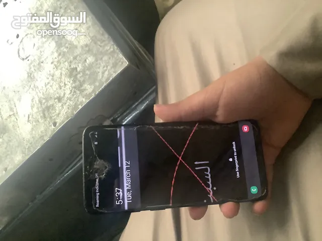 التلفون S9 فيه كسر قدام بس الكيامره الاماميه ما فيه شي بس والباقي التلفون لصقا ليزر والسماعه مافيه