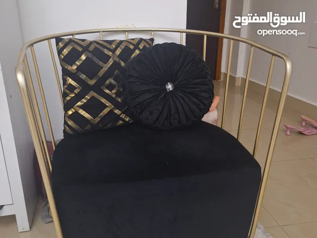 كرسي جلوس لون اسون على ذهبي