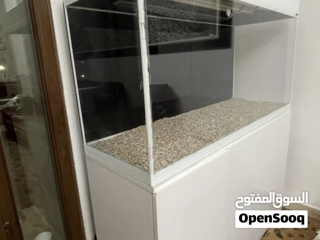 حوض كبير بحالة الوكالة مع كامل القطع