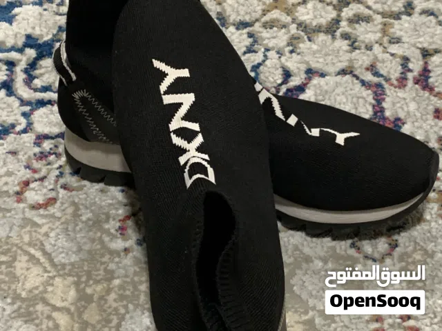 احذية براندات رياضية وكاجوال قياس 38  ماركة دكني ، لويس فيتون ، دوكيرز ، اديداس  مستخدم نظافة 100%