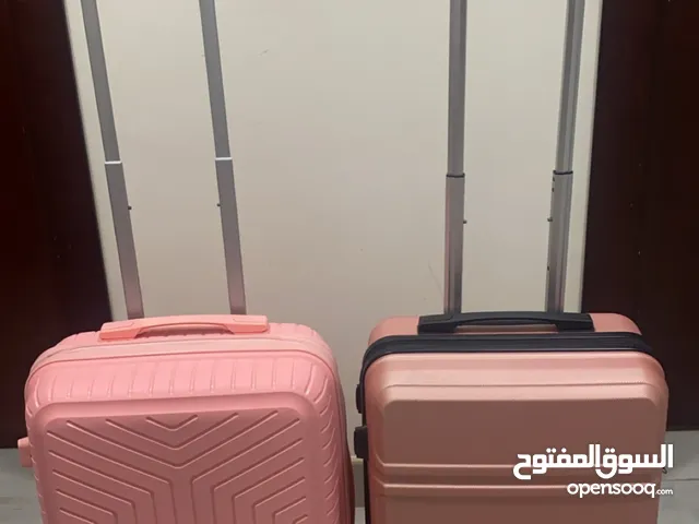 شنط سفر بحالة ممتازة استخدام مره وحده ، اللون وردي + قولد وردي السعر 500 / فقط في الرياض لا اشحن