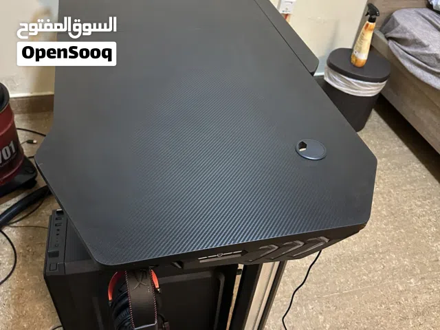 طاولة قيمنق كاربون فايبر مع rgb حالة ممتازه 140x60