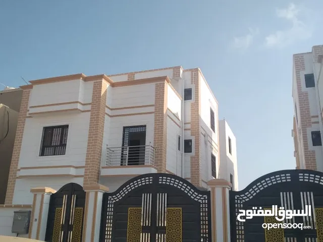 225 m2 5 Bedrooms Villa for Sale in Aden Other