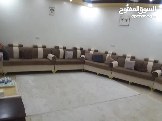 الإيجار مجلس واسع يوجد فراش وخدمات