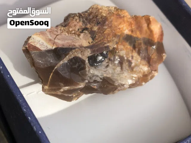 حجر نادر ممزوج بالكوارتز