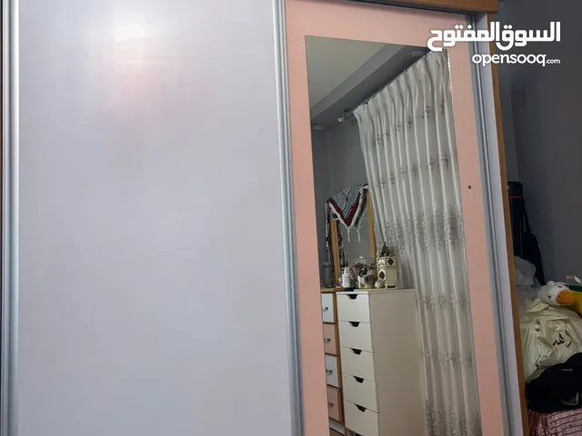 خزانة ثنائية و خزانة أحذية و مراية مع ادراج للبيع بحالة جيدة كلهم أو كل قطعة لحالهم قابل للتفواض