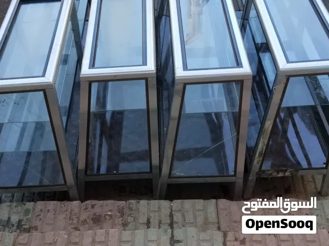 طاولات المنيوم زجاج حق  سوبر  ماركت. 4 حبات. مستخدم نضيف  4طاولات عرض الحبه. 2 متر.  وارتفاع متر واج