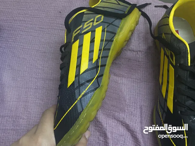 حذاء كرة قدم مستخدم للبيع