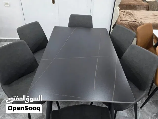 طاولات المستطيل الجرانيت الاصلي سادة وموشح بالوان مختلفة الكراسي ارجل حديد مجلفن ضد الصدأ