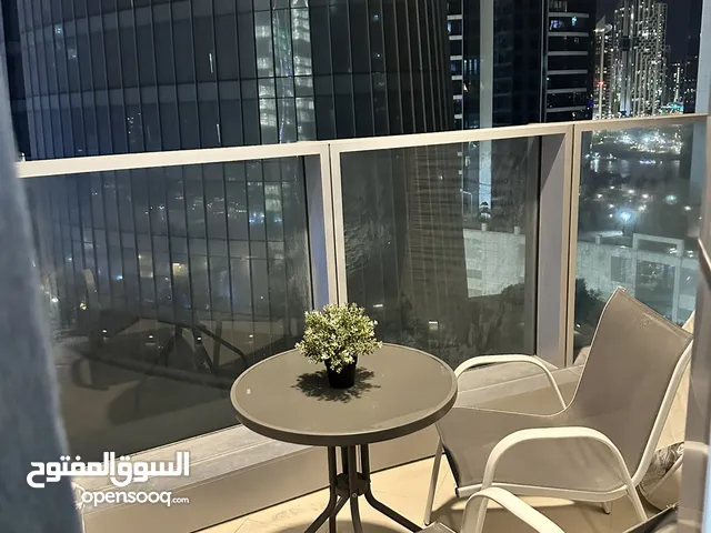 طاولة مع كراسي