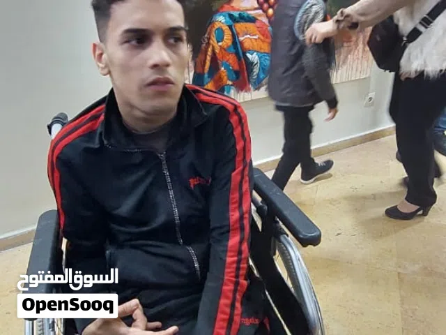 لوحات فنية تجريدية من فنان مبدع مع إعاقة جسدية - ا للبيع