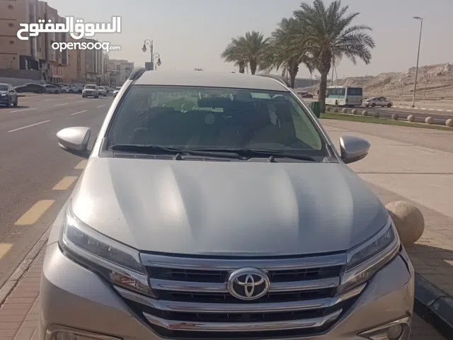 توجد سيارة تويوتا رش موديل 2023