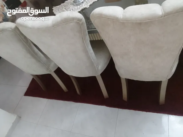 طاولة سفرة مع 8 كراسي مع درسوار وعليھم زجاج حماية سميك