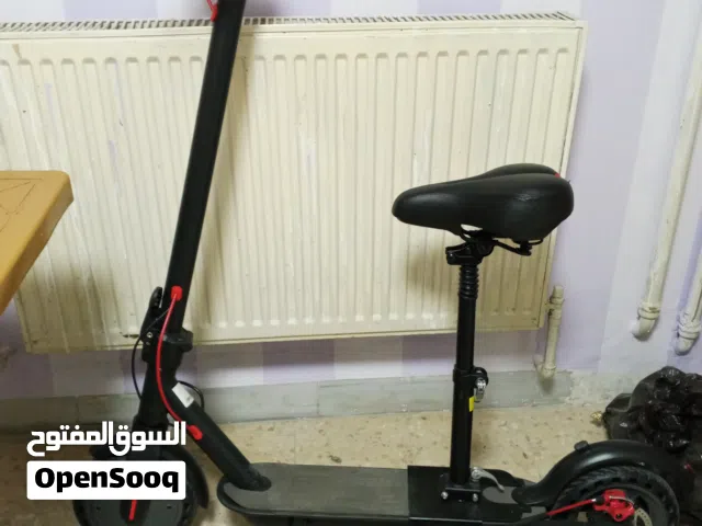 سكوتر كهربائي مع مقعد وشاحن نظيف شبه جديد للبيع