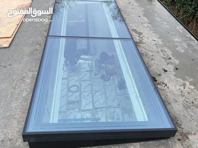 نوافذ الشتر وسكاي لايت هما حلول مبتكرة للنوافذ توفر إضاءة طبيعية وتهوية جيدة للمباني