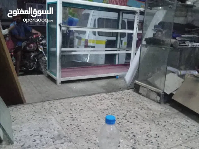 طاوله المونيوم مع زجاج
