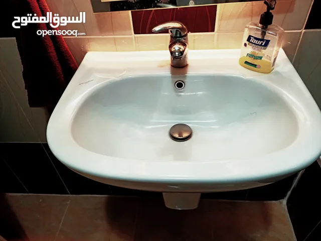 مغاسل حمام لون ابيض بحالة ممتازة و بسعر مميز الواحدة فقط بعشرة دنانير