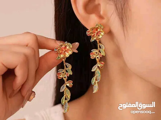 حلق وردة وأوراق متدلية