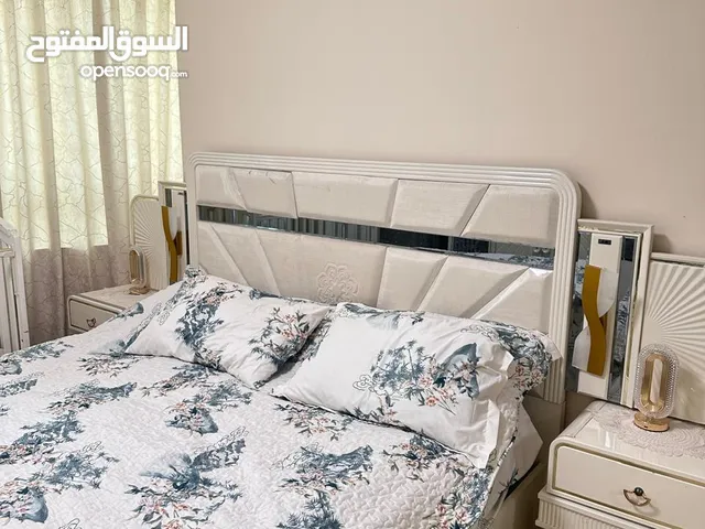 غرفة نوم نضيفة مع وجود مكان تخزين في السرير