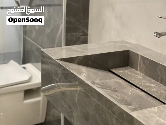 شقة دوبلكس أخير مع روف سوبر ديلوكس 3 نوم ماستر مع ترس واسع ومطل وبتصميم مربع وسط الخدمات